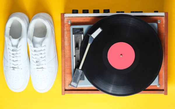 Cultura Pop Sneakers Bianche Hipster Vinile Fondo Giallo Stile Retrò — Foto Stock