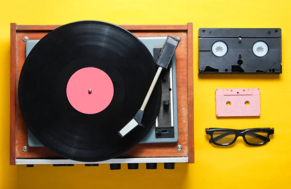 Retro Styl Pop Culture Atributy Žlutém Pozadí Vinylová Hráčka Brýle — Stock fotografie