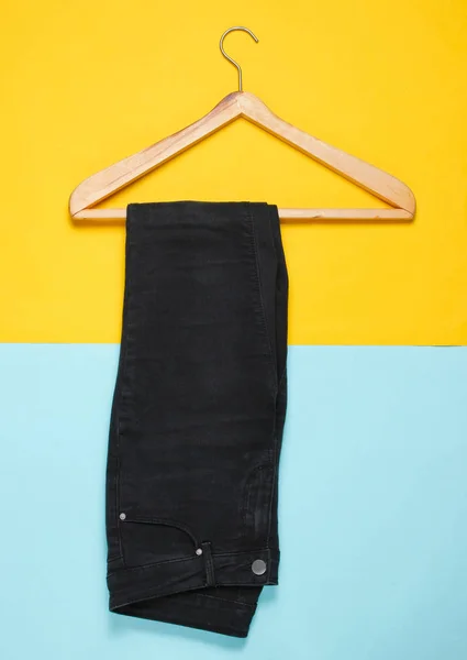 상단보기 파스텔 배경에 옷걸이와 청바지를 Minimalism — 스톡 사진