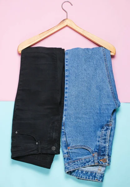 Topputsikt Flat Lay Två Par Svarta Och Blå Jeans Med — Stockfoto