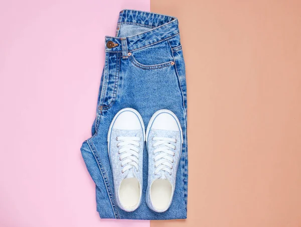 Hipster Sneakers Mit Blauen Jeans Auf Pastellfarbenem Hintergrund Draufsicht Flach — Stockfoto