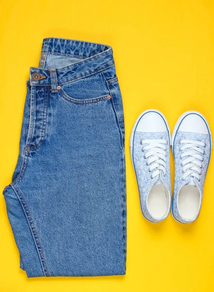 Sapatilhas Hipster Mulheres Com Jeans Azuis Fundo Amarelo Vista Superior — Fotografia de Stock