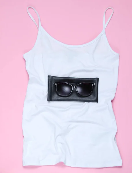 Shirt Feminina Branca Óculos Sol Sobre Fundo Pastel Rosa Vista — Fotografia de Stock