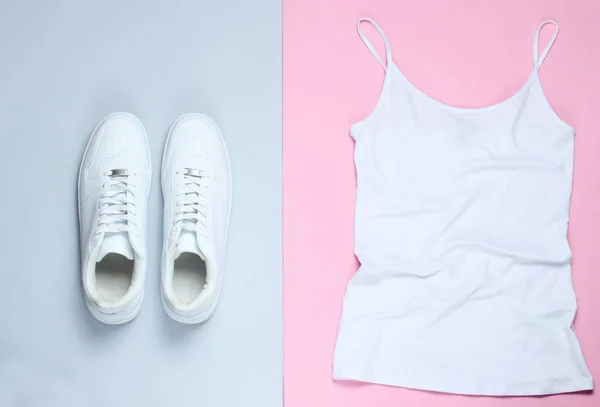 Biała Damska Koszulka Białe Hipsterskie Trampki Różowo Szarym Pastelowym Tle — Zdjęcie stockowe
