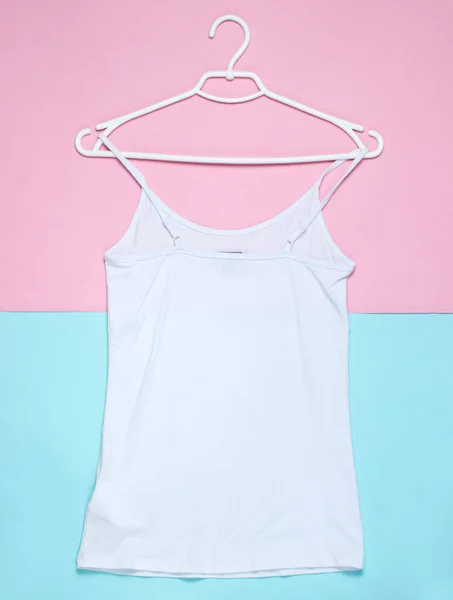 Flat Lay White Shirt Com Cabide Fundo Pastel Fotografia Overhead — Fotografia de Stock