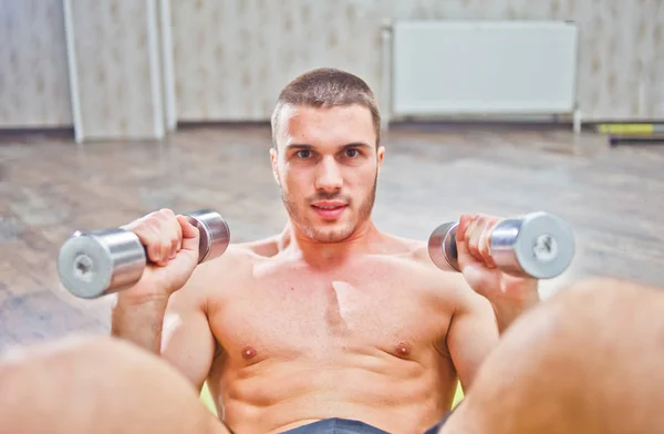 Jovem Bonitão Fazendo Curl Para Abdominais Com Halteres Suas Mãos — Fotografia de Stock