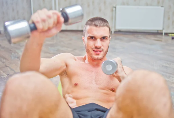 Jovem Bonitão Fazendo Curl Para Abdominais Com Halteres Suas Mãos — Fotografia de Stock