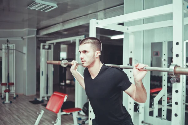 Training Fitnessstudio Junger Mann Duckt Sich Mit Langhantel Auf Den — Stockfoto