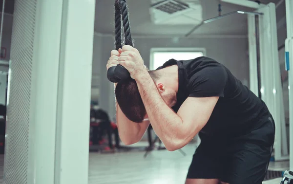 Mann Trainiert Bauchmuskeln Blocksimulator — Stockfoto