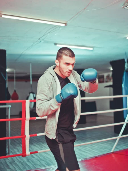 Muži Boxovat Stínem Boxerském Kroužku Tělocvičně Boxer Trénuje Své Rány — Stock fotografie