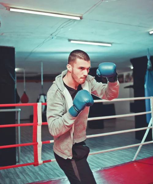 ジムでリングでボクシングのスポーツ男ボクサー ボクサーを訓練するプロセス リングの中で一人で — ストック写真