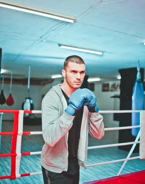 Boxeador Deportivo Boxeando Ring Gimnasio Proceso Entrenamiento Boxeador Sola Ring —  Fotos de Stock