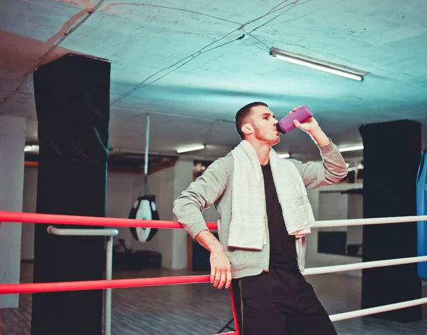 Resten Boxare Ringen Ung Man Hooded Tröja Dricker Vatten Från — Stockfoto
