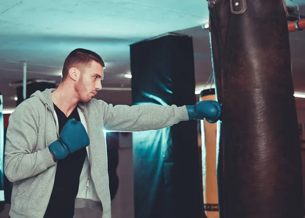 Koncentrerad Boxer Direct Hit Med Boxnings Väska Gym — Stockfoto