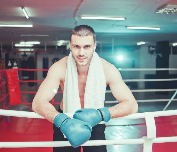 Boxer Muž Ručníkem Kolem Krku Dívá Kameru — Stock fotografie