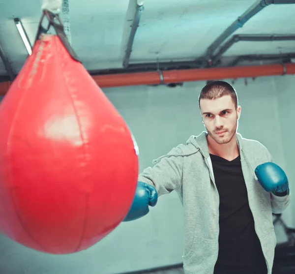 Guapo Boxeador Masculino Entrena Golpes Mano Con Saco Boxeo —  Fotos de Stock