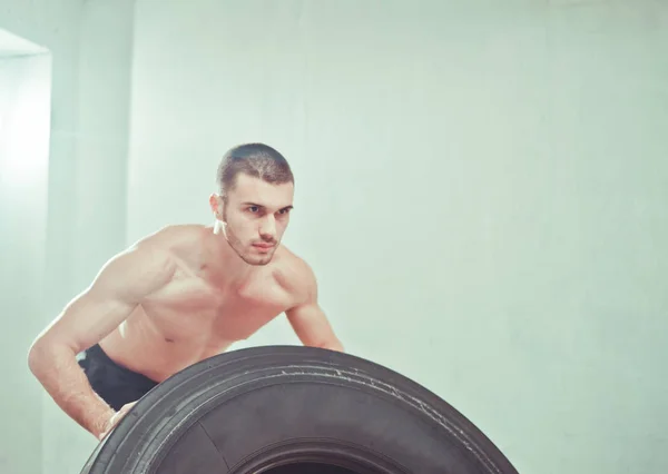 Konzept Functional Training Workout Gym Fitnessmann Dreht Reifen Fitnessstudio — Stockfoto