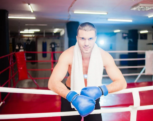 Boxer Man Med Handduk Runt Halsen Tittar Kameran — Stockfoto