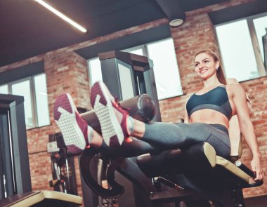 Uzatma egzersizi. Spor salonunda gülümseyen kadın..