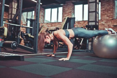Spor salonunda fitball spor eğitimi kız. Spor, fitness eğitimi
