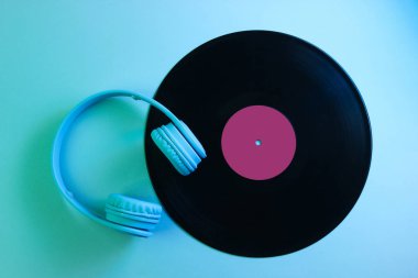 Plastik plaklı kulaklıklar. 80 'ler. Retro dalga, neon ışık, morötesi. Üst görünüm, minimalizm