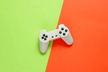 Yeşil turuncu kağıt arkaplan, üst görünüm, minimalizm üzerinde Retro tarzı oyun sahası