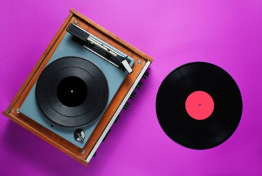 Mor arka planda plak plağı olan 70 'lerin vinil plakçıları. Üst görünüm, minimalizm