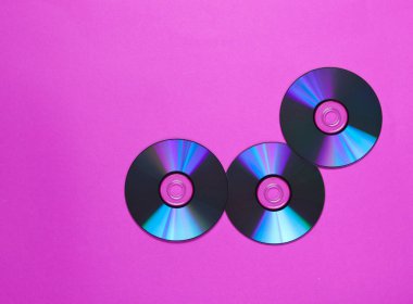 Pembe arka planda üç cd var. Top vie