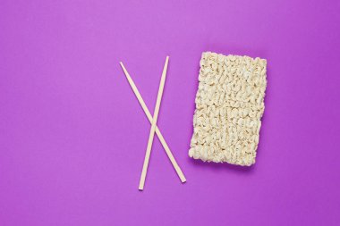 Ham anlık erişte ve mor arka plan, minimalizm çin çubukları