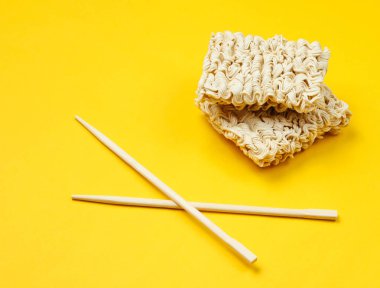 Ham anlık erişte ve sarı arka plan, minimalizm çin çubukları