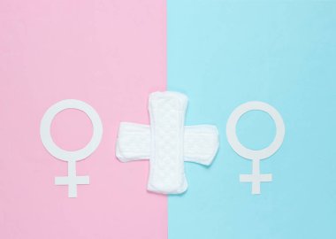 LGBT konsepti. Adet günleri. İki dişi cinsiyet sembolü, pastel arka planda kadın pedleri. Üst görünüm