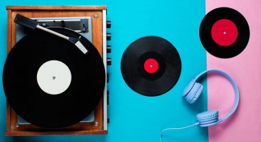 Retro vinil çalar, İp kayıtları, mavi pembe arka planda kulaklıklar. Üst Manzara. Retro tarzı. Düz yatıyordu.