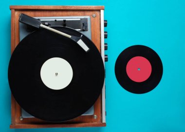 Retro vinil plak çalar, mavi arka planda lp kaydı. Üst Manzara. Retro tarzı. Düz yatıyordu.