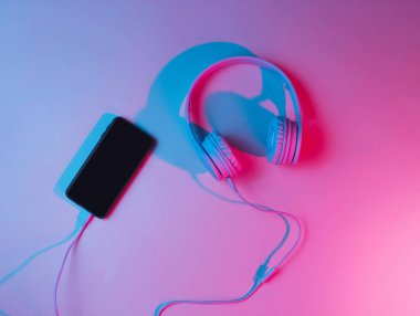 Retro dalga, neon ışık, morötesi. Üst görünüm, minimalizm