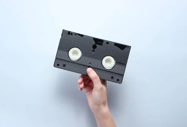 Hand Houdt Video Cassette Grijze Achtergrond Retro Stijl Popcultuur Minimalisme — Stockfoto