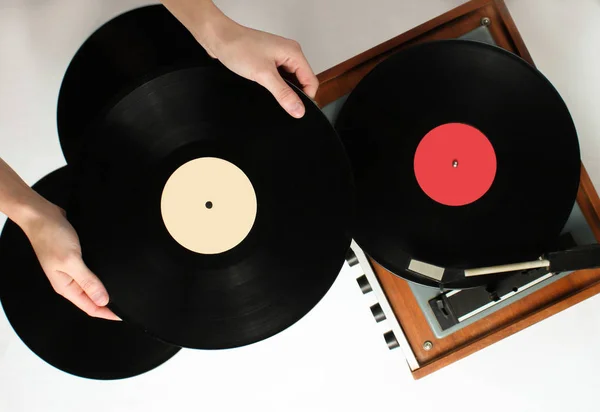 Estilo Retro Manos Mujer Sosteniendo Disco Vinilo Reproductor Vinilo Con — Foto de Stock