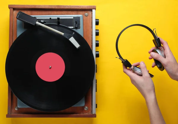 Estilo Retro Reproductor Discos Vinilo Auriculares Mano Minimalismo Vista Superior — Foto de Stock