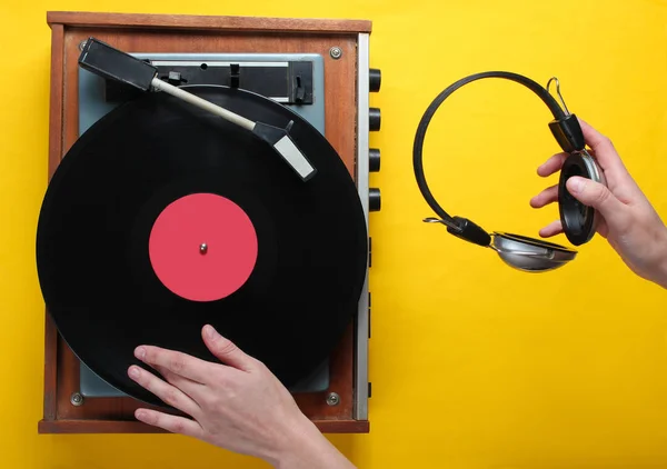 Retro Stil Spielt Schallplattenspieler Und Hält Kopfhörer Der Hand Minimalismus — Stockfoto