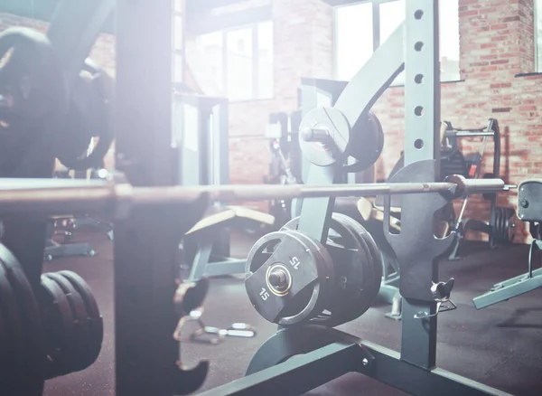 Barbells Közelről Edzőteremben Sportfelszerelés Tornateremben Belső Kiemelik Ablakon — Stock Fotó