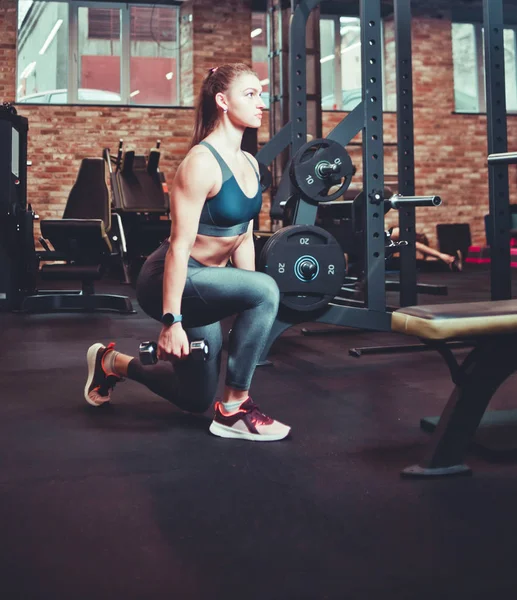 Modern Içinde Dumbbells Ile Lunges Doing Atletik Kadın — Stok fotoğraf