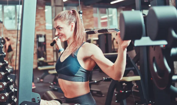 Atleet Vrouw Trainen Haar Rug Armen Schouders Met Oefening Machine — Stockfoto