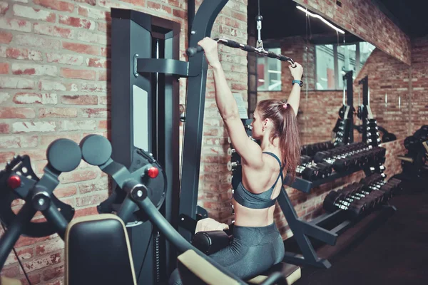 Mulher Esportiva Treinando Suas Costas Com Máquina Peso Ginásio Conceito — Fotografia de Stock