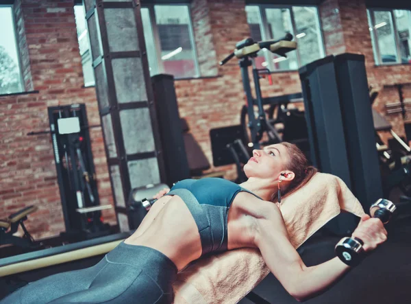 Chica Deportiva Concentrada Entrenamiento Ropa Deportiva Con Mancuernas Banco Inclinado — Foto de Stock