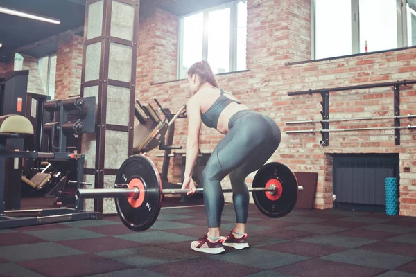 Gespierde Jonge Fitness Vrouw Doen Zware Deadlift Oefening Sportschool Achteraanzicht — Stockfoto