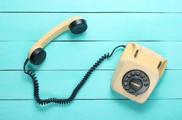 Attribute Der Popkultur Retro Telefon Mit Hörer Auf Blauem Holztisch — Stockfoto