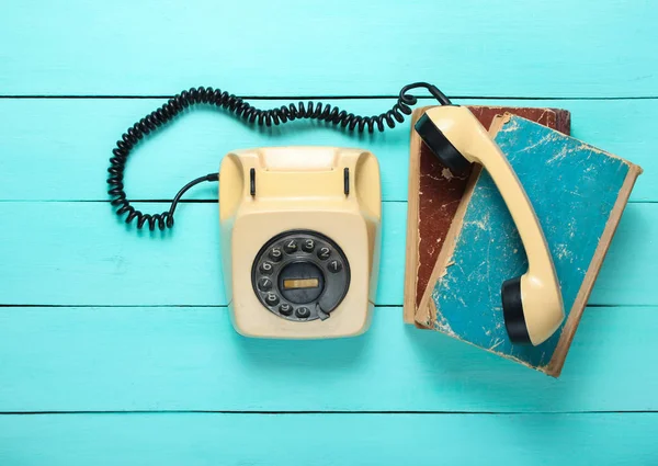 Telefono Rotante Retrò Tavolo Legno Blu Portatile Pila Vecchie Rubriche — Foto Stock