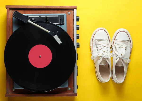 Plattenspieler Alte Turnschuhe Auf Gelbem Hintergrund Retro Stil Popkultur 80Er — Stockfoto