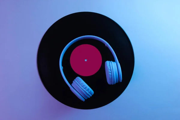 Cuffie Con Disco Vinile Anni Onda Retrò Luce Neon Ultravioletto — Foto Stock