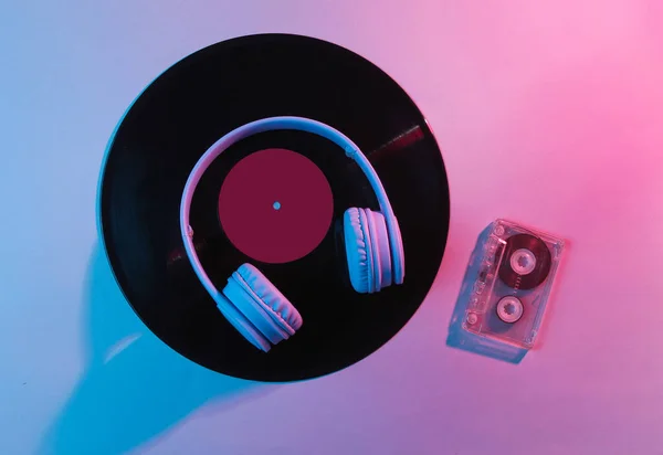 Sluchátka Zvukovou Kazetou Vinylová Deska Retro Vlna Modré Růžové Neonové — Stock fotografie