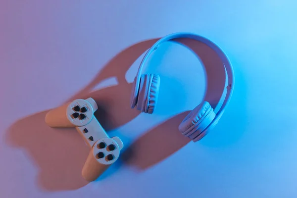 Concepto Jugador Auriculares Gamepad Onda Retro Luz Neón Ultravioleta Vista —  Fotos de Stock